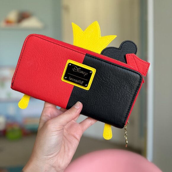 NWOT Loungefly Disney Alice in Wonderland Queen of Hearts Clutch Wallet - Picture 3 of 8